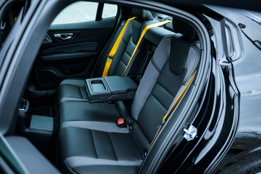 Интерьер Volvo S60 T8 Polestar Engineered 2019 года  (JP) (фото 12 из 21)